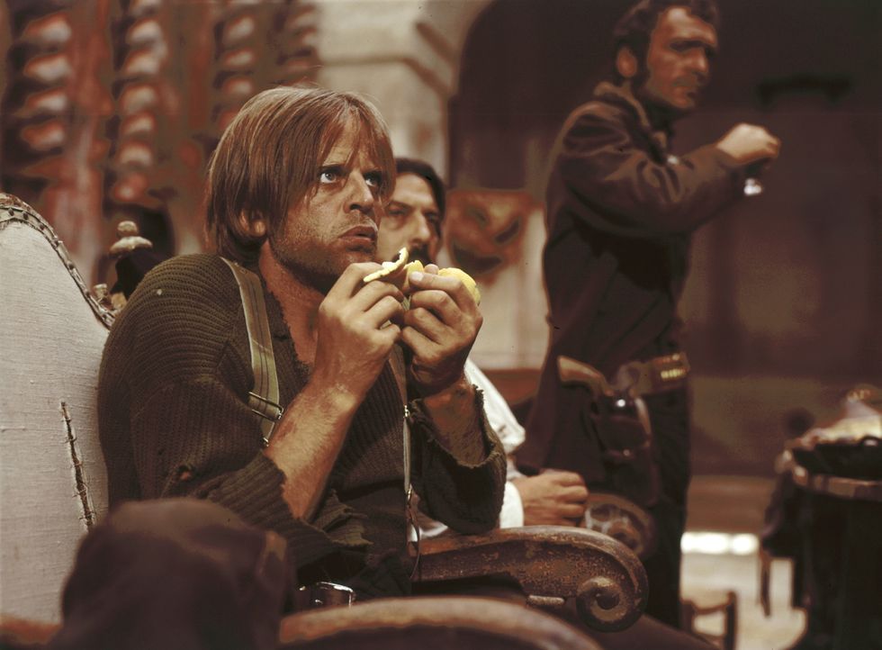 Der bucklige Outlaw Wild (Klaus Kinski, l.) hört gespannt, welchen Auftrag er als nächstes ausführen soll ... - Bildquelle: United Artists