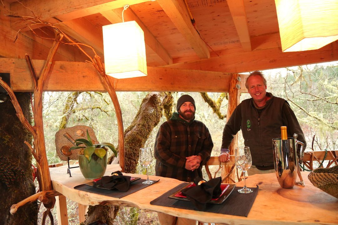 Für die Treehouse Guys James "B'fer" Roth (r.) und Chris "Ka-V" Haake (l.) ist kein Projekt zu kompliziert ... - Bildquelle: 2015, DIY Network/Scripps Networks, LLC. All Rights Reserved.
