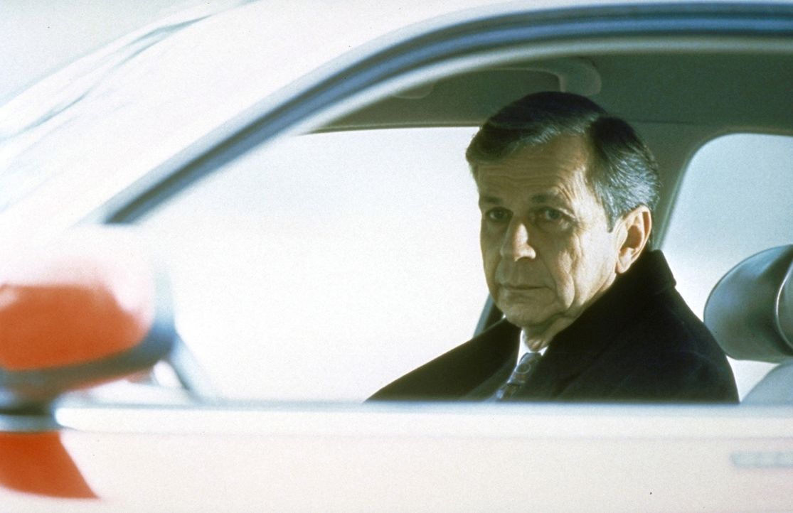 Mit einem Trick gelingt es dem angeblich sterbenskranken Raucher (William B. Davis), Scullys Vertrauen zu gewinnen. - Bildquelle: TM +   2000 Twentieth Century Fox Film Corporation. All Rights Reserved.