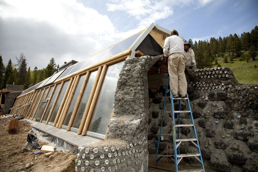 Michael Reynolds hat die sogenannten Earthships kreiert: Häuser, die komplett unabhängig sind und abgeschieden stehen - ohne Strom oder fließendes W... - Bildquelle: 2013, HGTV/Scripps Networks, LLC. All Rights Reserved.