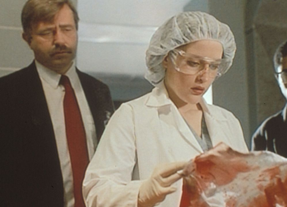 Scully (Gillian Anderson, r.) gelingt es, einen Fingerabdruck von einer geschändeten Frauenleiche abzunehmen. - Bildquelle: TM +   Twentieth Century Fox Film Corporation. All Rights Reserved.