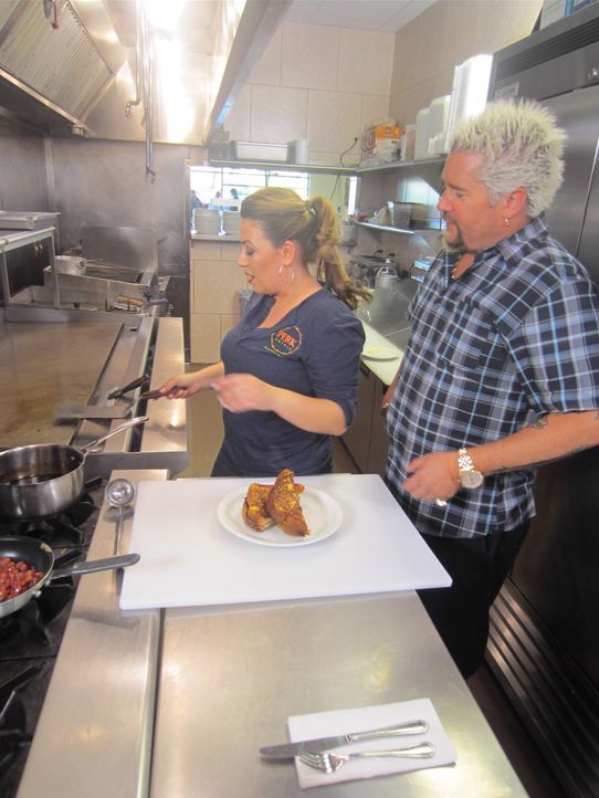 Guy Fieri (r.) - Bildquelle: 2013, Television Food Network, G.P. All Rights Reserved.
