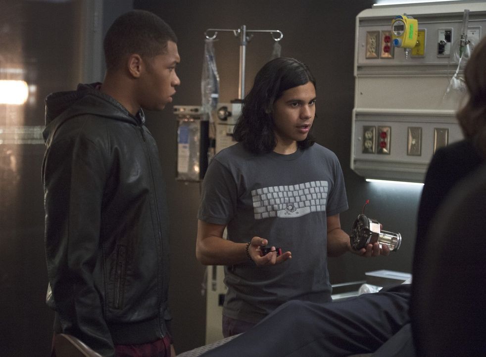 Cisco (Carlos Valdes, r.) weiß, dass Jefferson 'Jax' Jackson (Franz Drameh, l.) die letzte Rettung für Dr. Stein ist, aber wird der ehemalige Quarte... - Bildquelle: 2015 Warner Brothers.