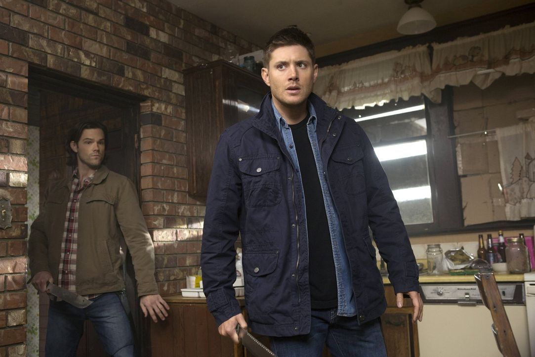Sam (Jared Padalecki, l.) und Dean (Jensen Ackles, r.) sind sich schnell sicher, dass es in der Stadt ein Vampir-Nest gibt, doch ihre einzige gute I... - Bildquelle: 2013 Warner Brothers