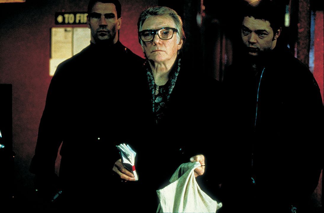 Schweinezüchter Brick Top (Alan Ford, M.) ist in allerlei Schweinereien verwickelt … - Bildquelle: 2003 Sony Pictures Television International. All Rights Reserved.