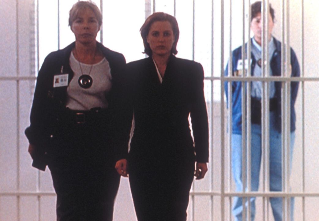 Dana Scully (Gillian Anderson, M.) wird in Beugehaft genommen, da sie vor dem Senatsausschuss die Aussage verweigert. - Bildquelle: TM +   Twentieth Century Fox Film Corporation. All Rights Reserved.
