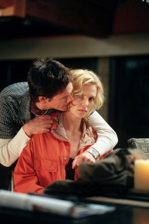 Während Will von Joes Gattin Chery in Schach gehalten wird, muss sich Karen (Charlize Theron, r.) gegen Joe (Kevin Bacon, l.) zur Wehr setzen ... - Bildquelle: Senator Film