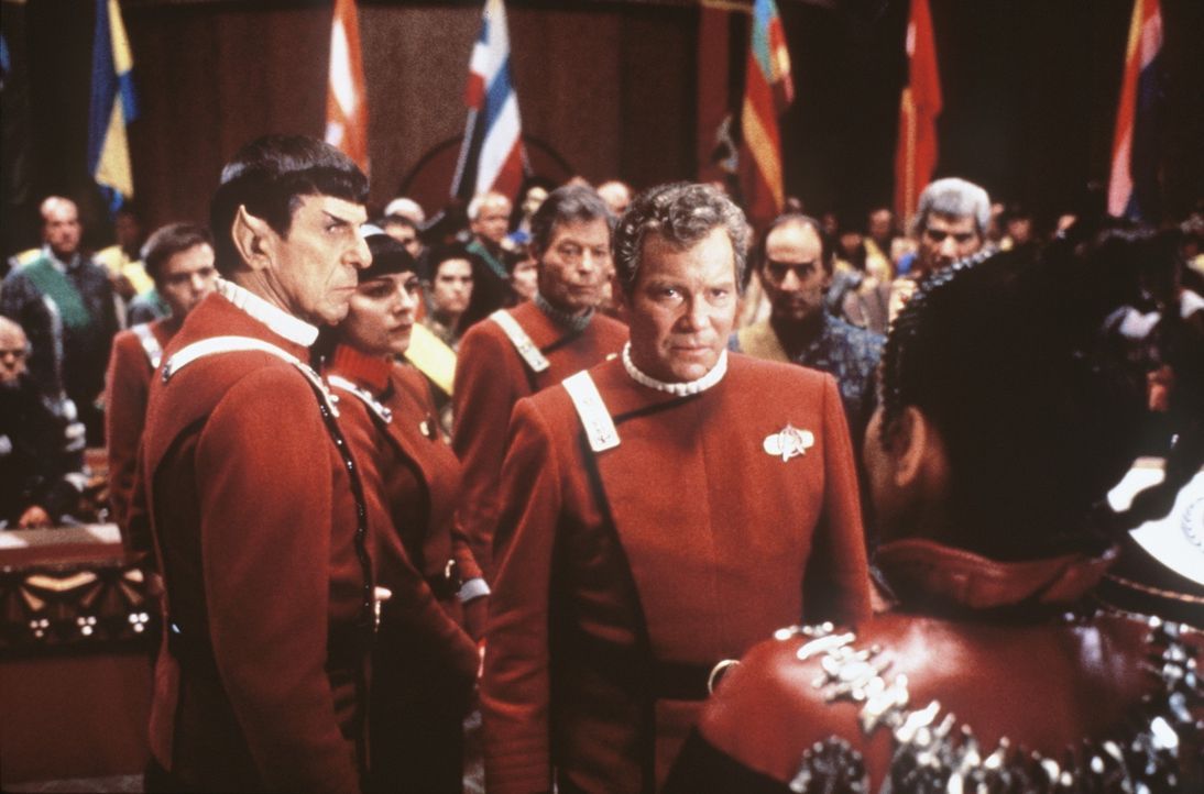 Captain Kirk (William Shatner, r.) und Mr. Spock (Leonard Nimoy, l.) sollen der Klingonischen Delegation unter Leitung von Kanzler Gorkon das Geleit... - Bildquelle: Paramount Pictures