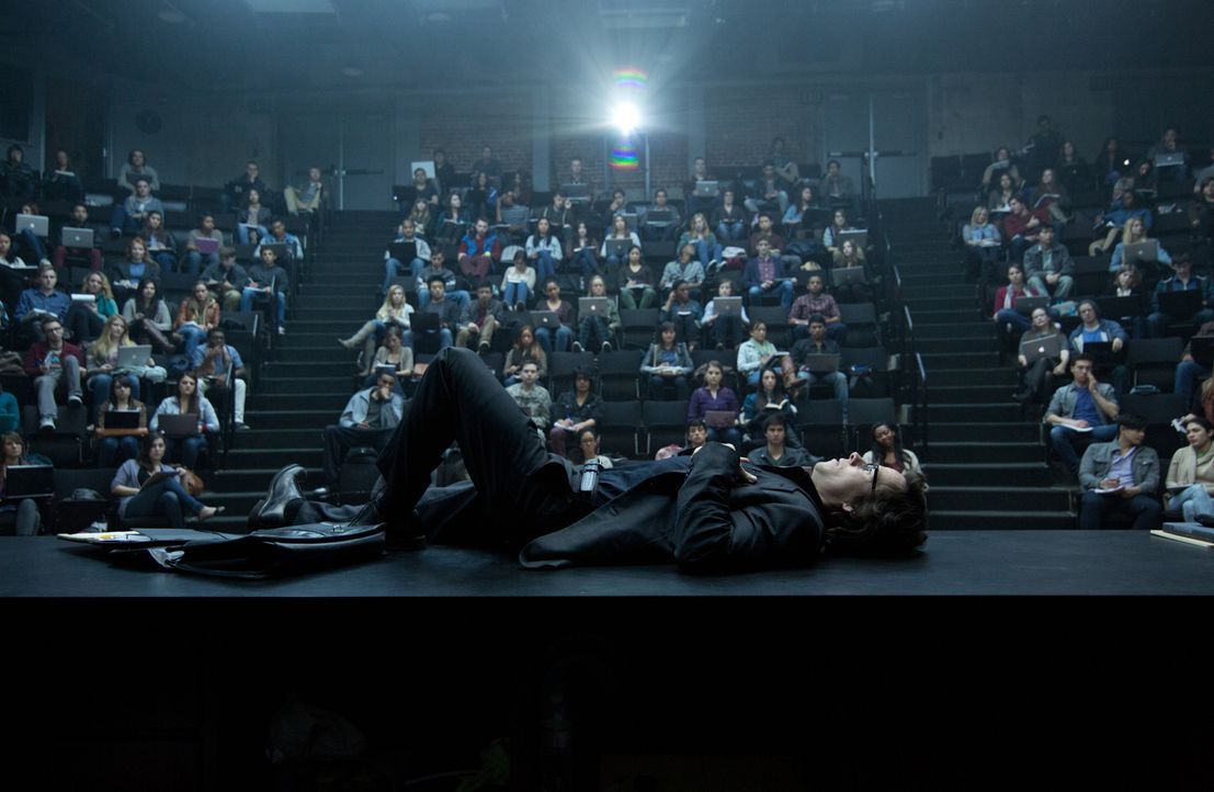 Englisch-Professor Bennett (Mark Wahlberg, liegend) führt ein gefährliches Doppelleben als Zocker. Doch dann verliebt er sich in eine seiner Student... - Bildquelle: Claire Folger 2016 Paramount Pictures