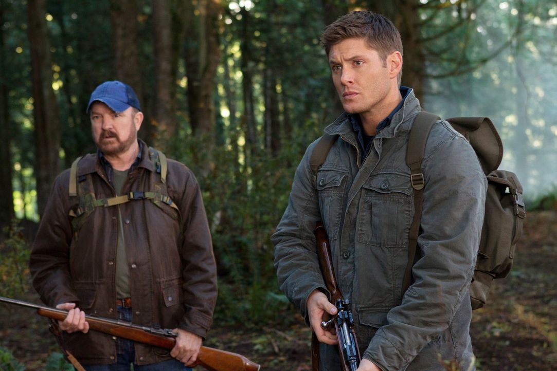 Werden schnell selbst zu Gejagten: Dean (Jensen Ackles, r.) und Bobby (Jim Beaver, l.) ... - Bildquelle: Warner Bros. Television
