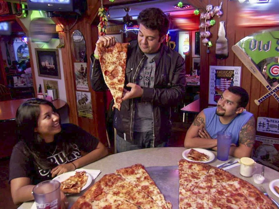 Von der Schulter bis zur Hüfte: In San Antonio bei Big Lou trifft Adam (M.) auf eine Pizza, bei der ein Stück so groß wie sonst eine ganze Pizza ist... - Bildquelle: 2011, The Travel Channel, L.L.C. All Rights Reserved.