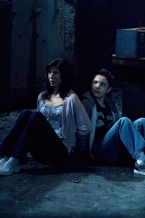 Ausgerechnet Lisa (Cindy Sampson, l.) und Ben (Nicholas Elia, r.) werden von Crowley entführt, um Dean aus der Reserve zu locken ... - Bildquelle: Warner Bros. Television