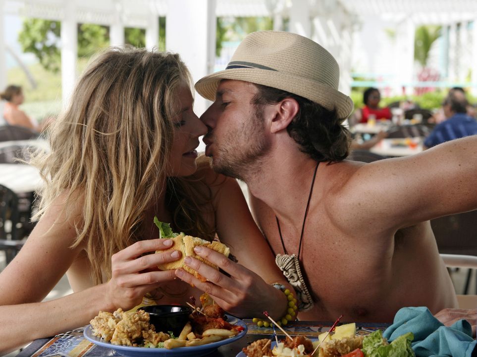 Elliot (Sarah Chalke, l.) wünscht sich so sehr, dass J.D. (Zach Braff, r.) seine Liebe zu ihr formuliert, doch sie ist mit keinem seiner Versuche zu... - Bildquelle: Touchstone Television