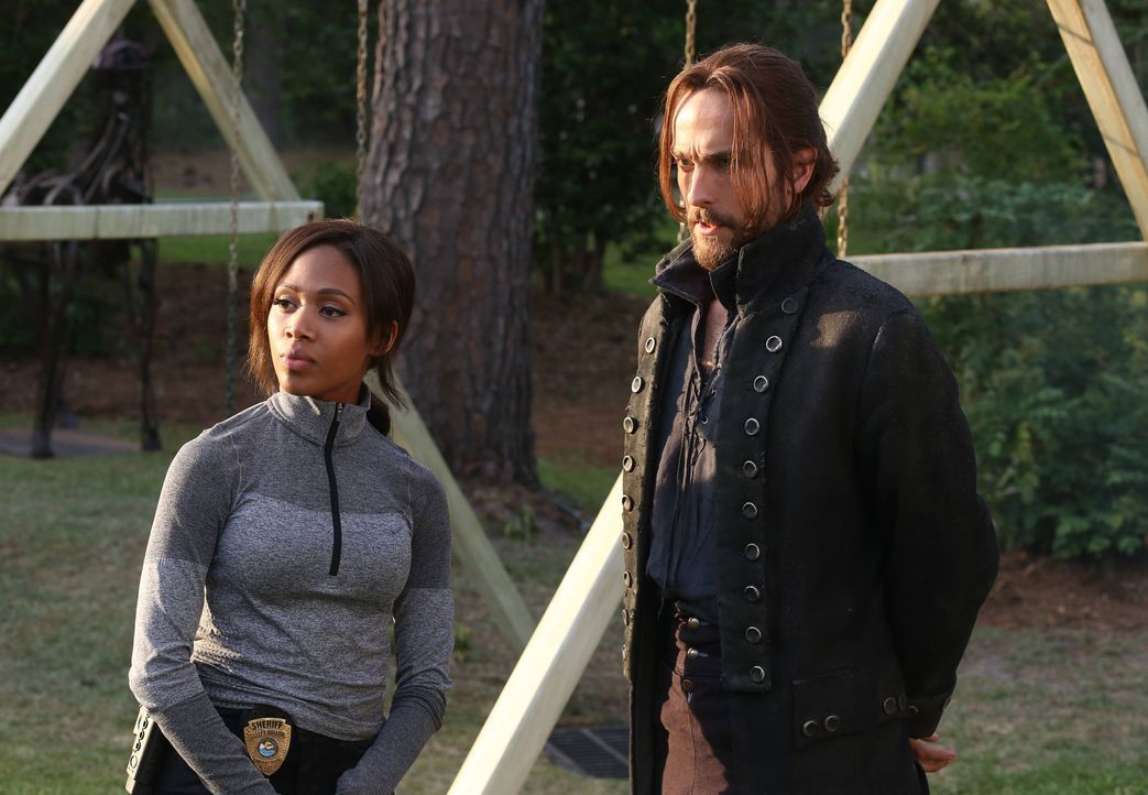 Können Ichabod (Tom Mison, r.) und Abbie (Nicole Beharie, l.) die kleine Sara retten oder laufen sie geradewegs in die Falle des Rattenfängers? - Bildquelle: 2014 Fox and its related entities. All rights reserved.
