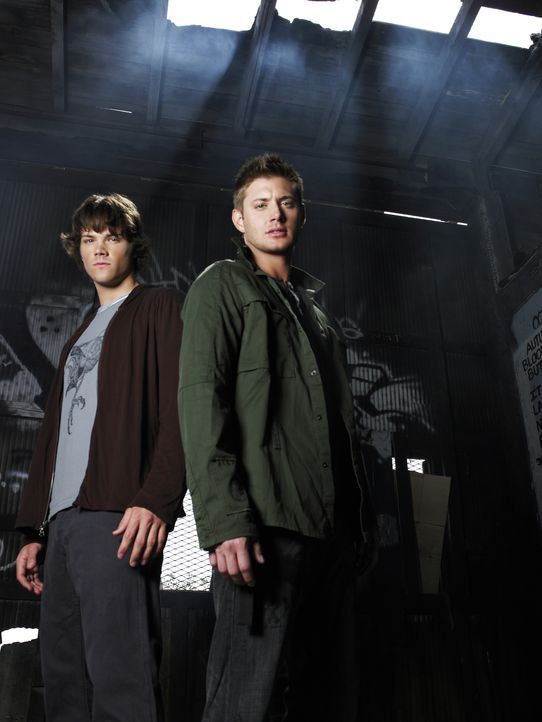 (2. Staffel) - Auf der Jagd nach dem Bösen: Sam (Jared Padalecki, l.) und Dean Winchester (Jensen Ackles, r.) ... - Bildquelle: Warner Bros. Television