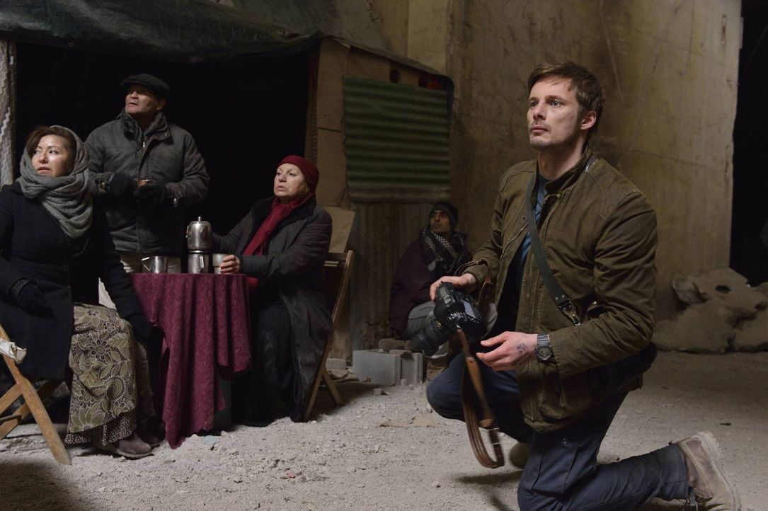 Nach einem schrecklichen Erlebnis im syrischen Kriegsgebiet kehrt der Fotograf Damien Thorn (Bradley James, r.) nach New York zurück, doch auch dort... - Bildquelle: Ben Mark Holzberg 2016 A&E Television Network, LLC. All rights reserved.