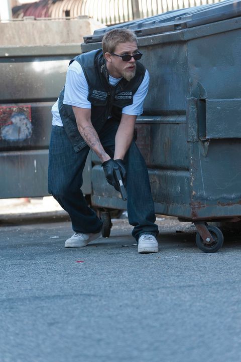Als die Sons ihren neuen Geschäftspartnern einen Besuch abstatten, beginnt eine Schießerei. Jax (Charlie Hunnam) versucht die Täter zu fassen, obwoh... - Bildquelle: 2011 Twentieth Century Fox Film Corporation and Bluebush Productions, LLC. All rights reserved.