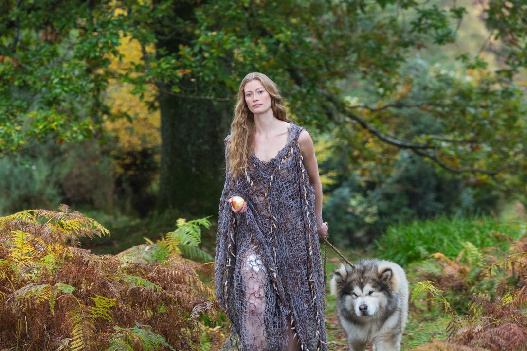 Kaum trifft Ragnar auf die mysteriöse Aslaug (Alyssa Sutherland), da ist er auch schon total fasziniert von Brunhildes Tochter ... - Bildquelle: 2013 TM TELEVISION PRODUCTIONS LIMITED/T5 VIKINGS PRODUCTIONS INC. ALL RIGHTS RESERVED.