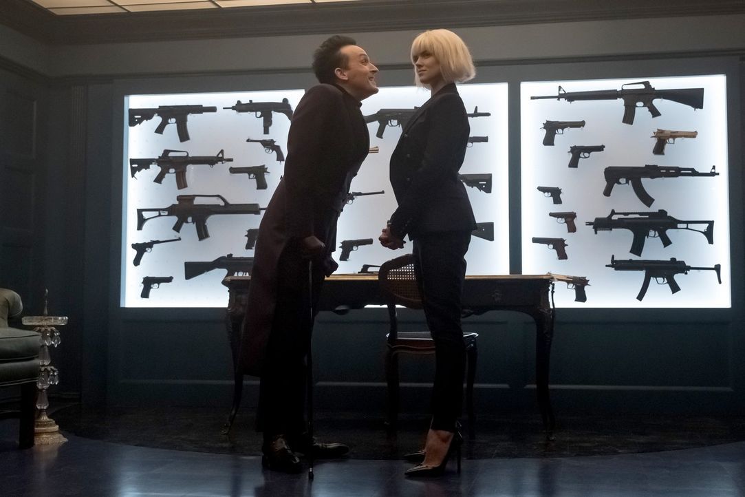 Barbara (Erin Richards, r.) taucht wieder in Gotham auf und möchte sich Pinguins (Robin Lord Taylor, l.) Kriminalität-Lizenzpläne zu Nutzen machen .... - Bildquelle: 2017 Warner Bros.