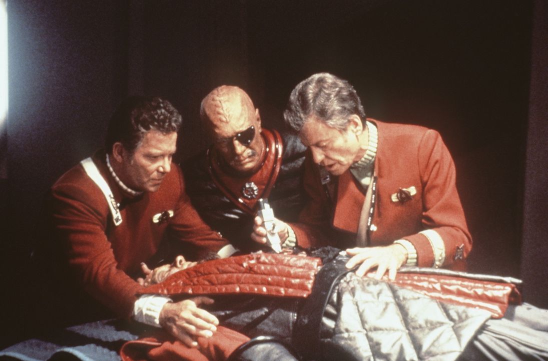 Nach dem Attentat versuchen Captain Kirk (William Shatner, l.), General Chang (Christopher Plummer, M.) und Dr. McCoy (DeForest Kelley), r. das Lebe... - Bildquelle: Paramount Pictures