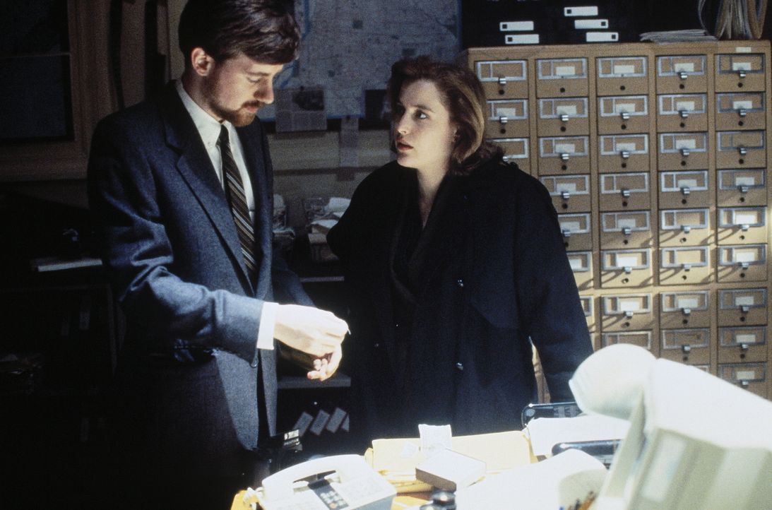 Die FBI-Agenten Scully (Gillian Anderson, r.) muss feststellen, dass sie während ihrer Jagd nach einem außerirdischen Wesen vom CIA überwacht wurde.... - Bildquelle: TM +   Twentieth Century Fox Film Corporation. All Rights Reserved.