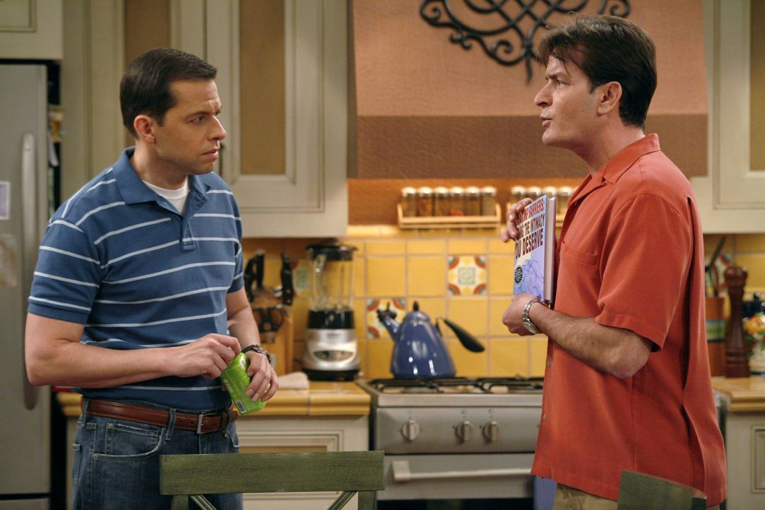 Alan Harper (Jon Cryer, l.): Charlie Harper (Charlie Sheen, r.) - Bildquelle: Warner Bros. Entertainment, Inc.