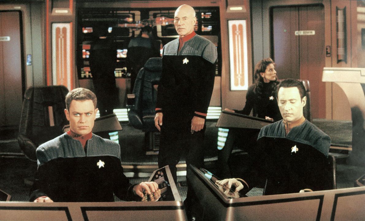 (v.l.n.r.) Auf der Brücke der Enterprise: Steuermann Lt. Hawk (Neal McDonough), Captain Picard (Patrick Stewart) und Commander Data (Brent Spiner) h... - Bildquelle: Paramount Pictures