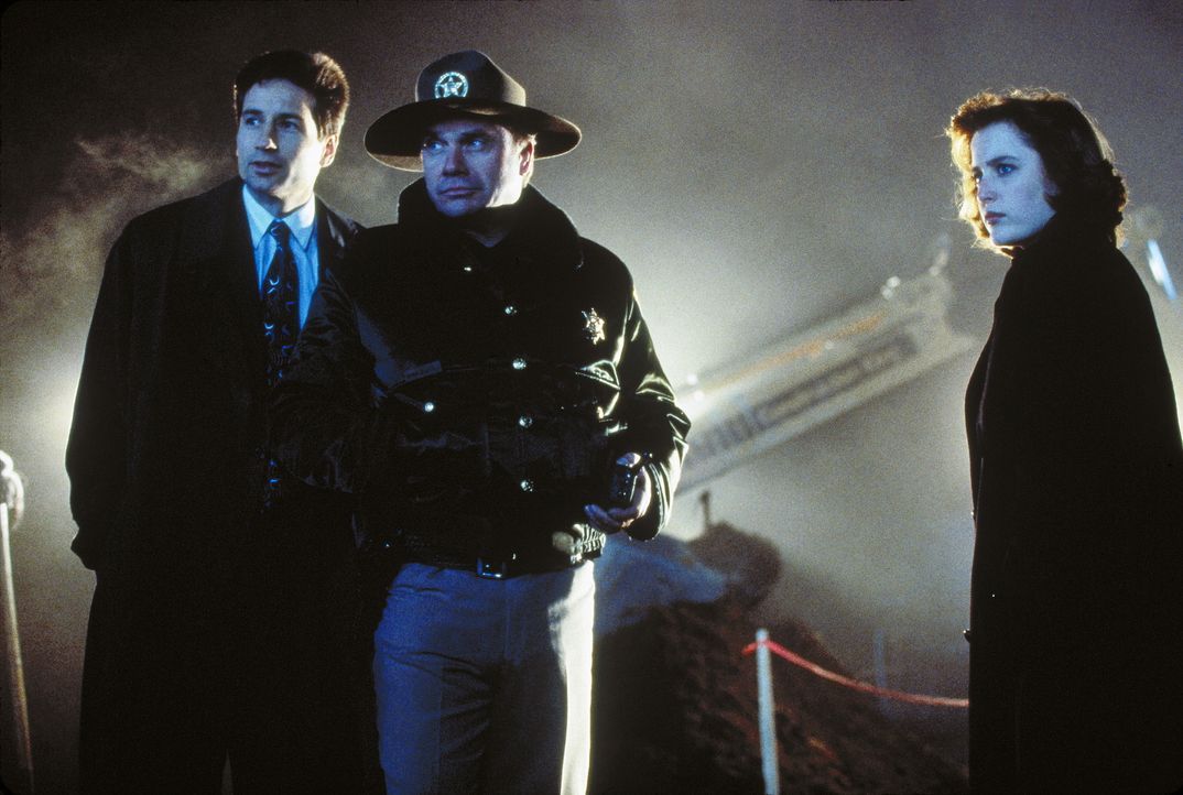 Als unter Samuel Hartleys Händen drei Menschen zu Tode kommen, ruft Sheriff Daniels (R. D. Call, M.) die FBI-Agenten Fox Mulder (David Duchovny, l.)... - Bildquelle: TM +   Twentieth Century Fox Film Corporation. All Rights Reserved.