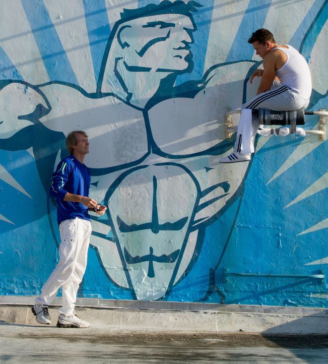 Regisseur Michael Bay, l. und Mark Wahlberg, r. am Set von PAIN & GAIN ... - Bildquelle: Robert Zuckerman (2014) PARAMOUNT PICTURES. ALL RIGHTS RESERVED.