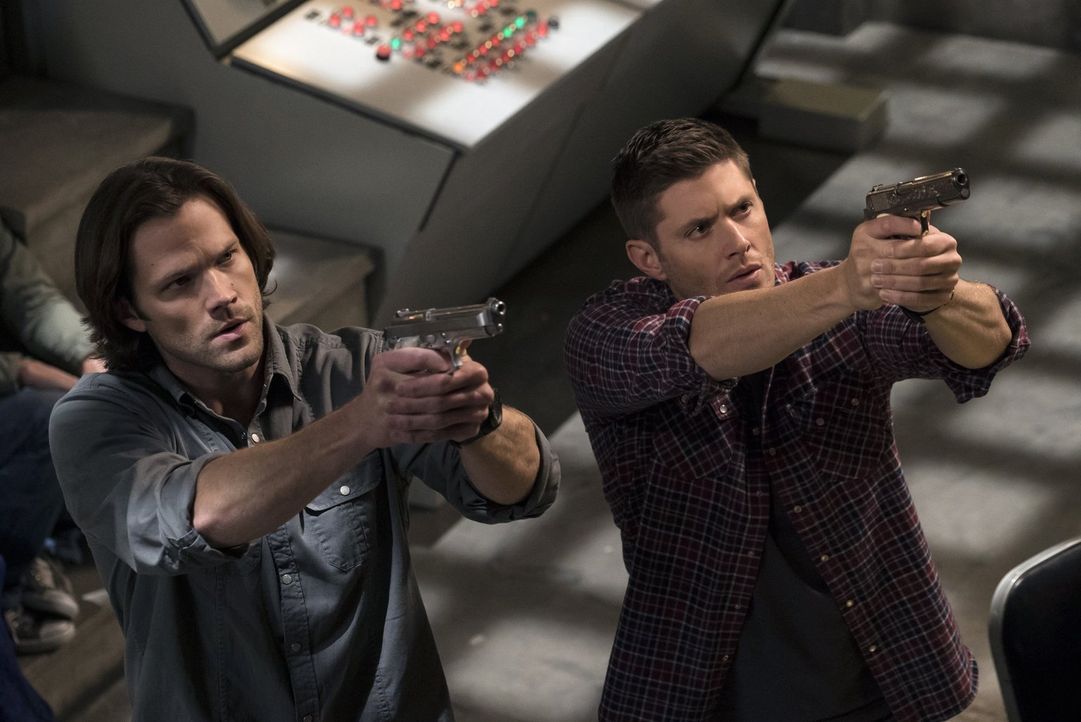 Noch ahnen Dean (Jensen Ackles, r.) und Sam (Jared Padalecki, l.) nicht, dass eine Gruppierung Jagd auf sie macht, während sie mit allen Mitteln ver... - Bildquelle: 2014 Warner Brothers