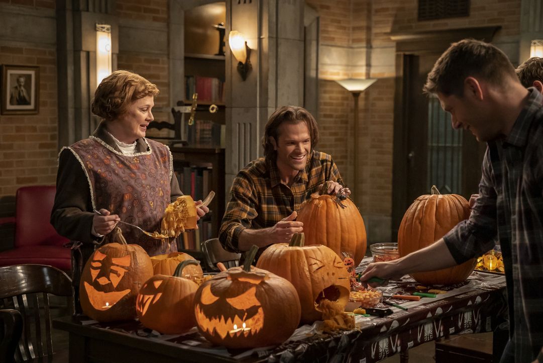 (v.l.n.r.) Mrs. Butters (Meagen Fay); Sam Winchester (Jared Padalecki); Dean Winchester (Jensen Ackles) - Bildquelle: 2019 The CW Network, LLC. All Rights Reserved.