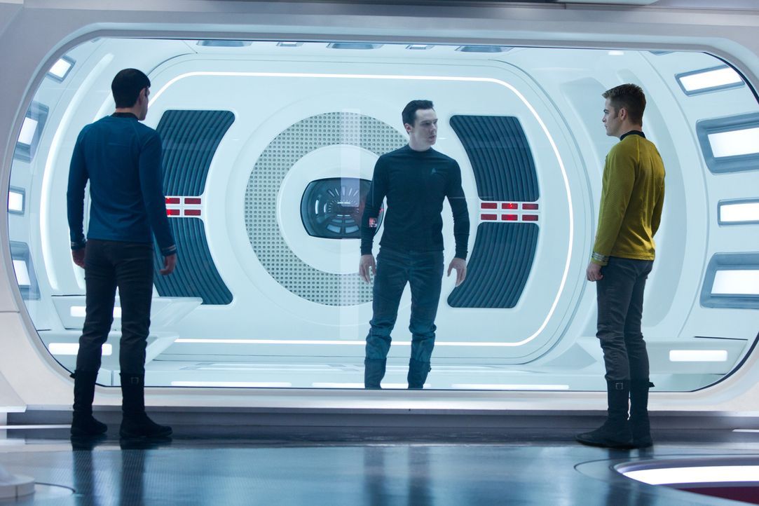 Noch ist Kirk (Chris Pine, r.) und Spock (Zachary Quinto, l.) nicht wirklich klar, dass John Harrison "Khan" (Benedict Cumberbatch, M.) ein richtig... - Bildquelle: Zade Rosenthal 2013 Paramount Pictures.  All Rights Reserved.