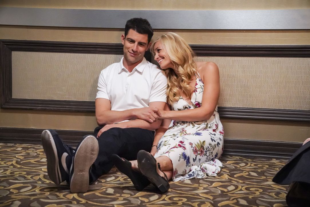 Dave Johnson (Max Greenfield, l.); Gemma Johnson (Beth Behrs, r.) - Bildquelle: Monty Brinton © 2018 CBS Broadcasting, Inc. All Rights Reserved. / Monty Brinton