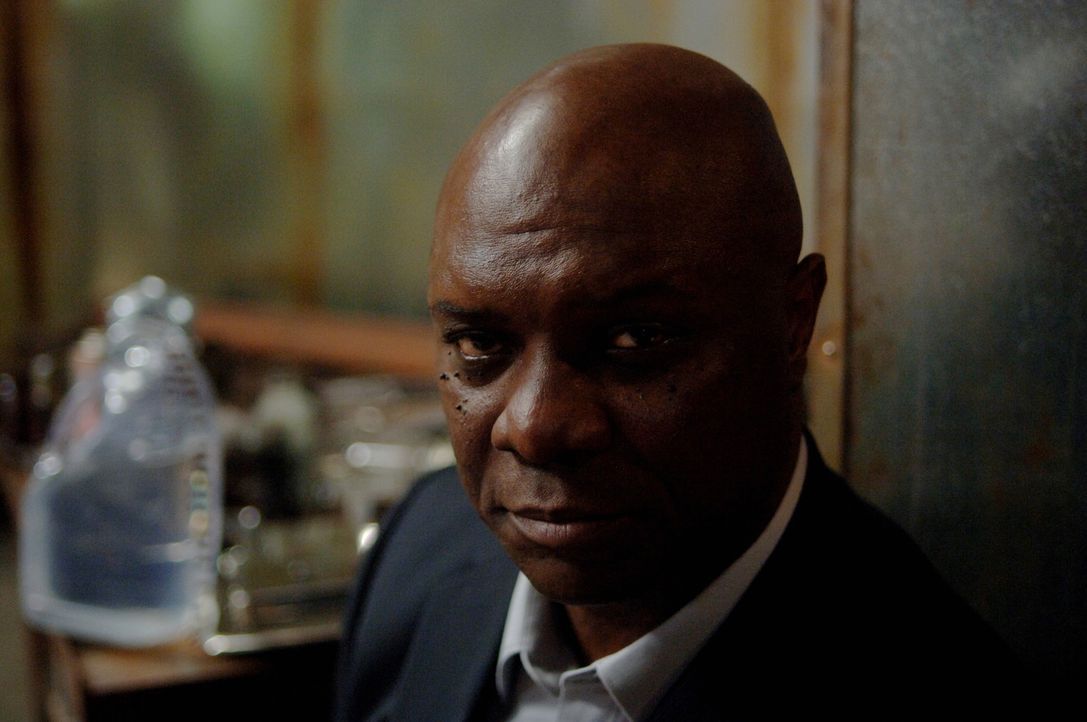 Hat Uriel (Robert Wisdom) etwas mit den Morden an den Engeln zu tun? - Bildquelle: Warner Bros. Television