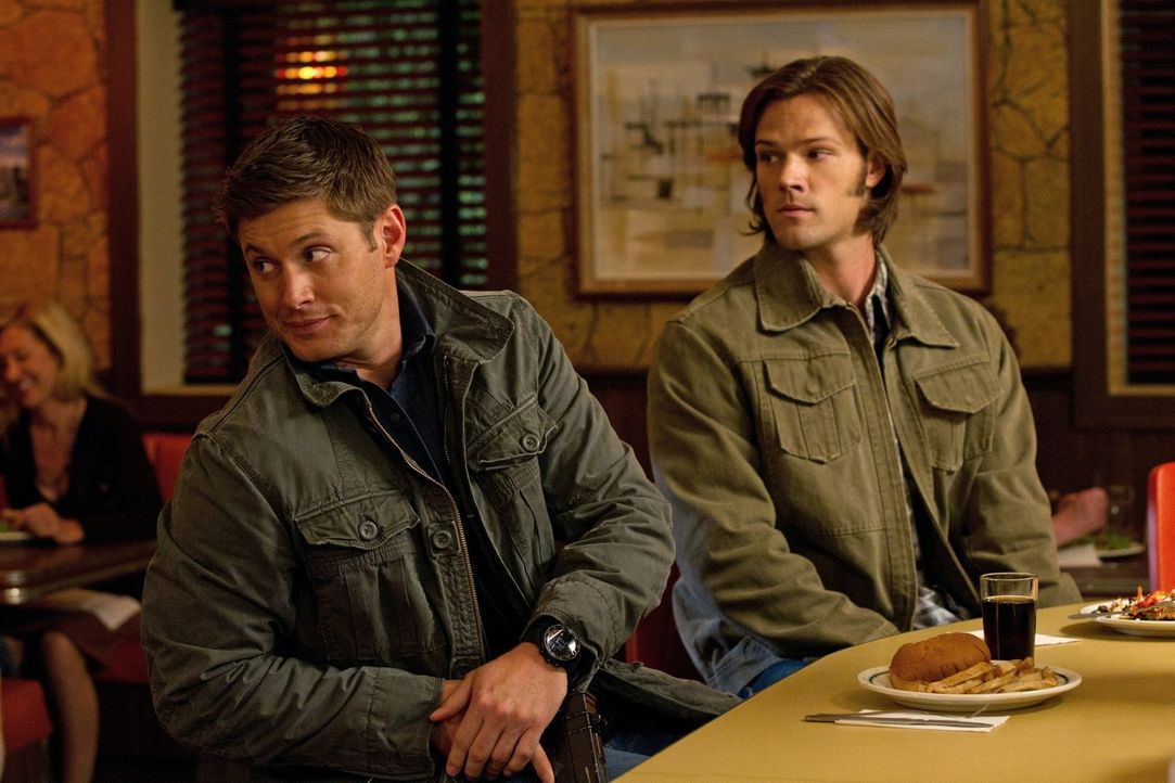 Da zwei Leviathane Sam (Jared Padalecki, r.) und Dean (Jensen Ackles, l.) klonen und Amok laufen, sind die beiden auf der Fahndungsliste des FBI ... - Bildquelle: Warner Bros. Television
