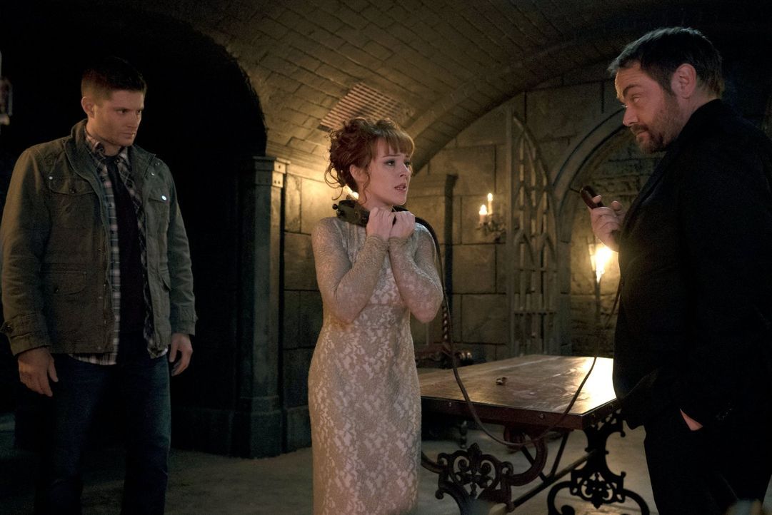 Nachdem Crowley (Mark Sheppard, r.) erkannt hat, dass seine Mutter Rowena (Ruth Connell, M.) ihn mal wieder an der Nase herumgeführt hat, muss er en... - Bildquelle: 2014 Warner Brothers