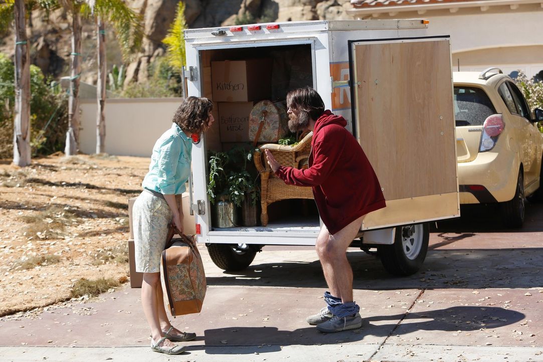 Auch, wenn sie möglicherweise die einzigen Menschen auf der Erde sind, will Carol (Kristen Schaal, l.) unbedingt in Phils (Will Forte, r.) Nähe zieh... - Bildquelle: 2015 Fox and its related entities.  All rights reserved.