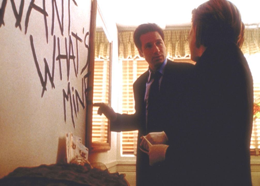 Mulder (David Duchovny, l.) und Scully (Gillian Anderson, r.) begutachten eine Inschrift, die ein ausgebrochener Strafgefangener im Haus eines seine... - Bildquelle: TM +   2000 Twentieth Century Fox Film Corporation. All Rights Reserved.