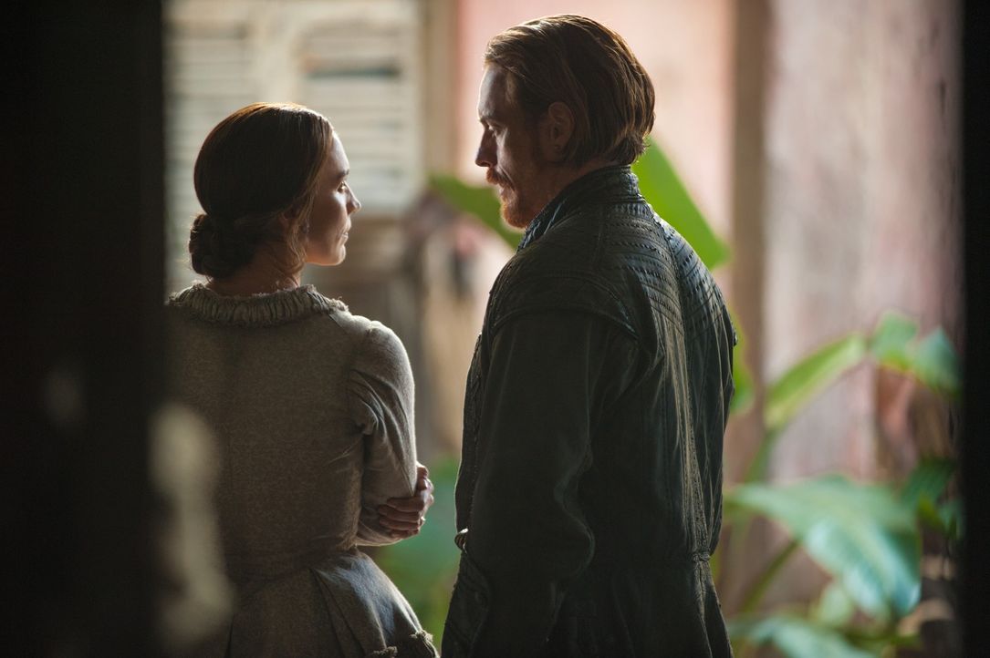 Hat ihre Beziehung eine Chance? Miranda (Louise Barnes, l.) und Captain Flint (Toby Stephens, r.) ... - Bildquelle: 2015 Starz Entertainment LLC, All rights reserved.