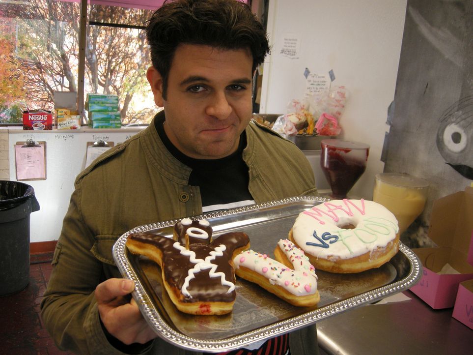 Dieses Mal dreht sich bei Adam Richman alles um Eis, Kuchen und Donuts. Er macht sich auf die Suche nach den leckersten süßen Köstlichkeiten des Lan... - Bildquelle: Ryder Greene The Travel Channel, L.L.C.