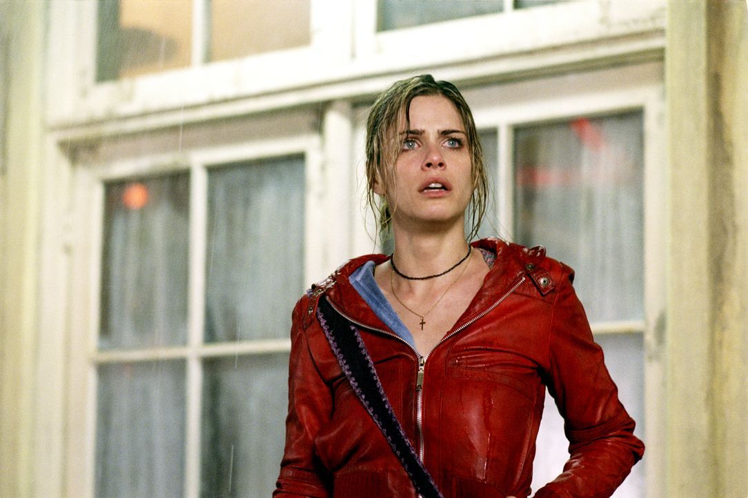 Auch Paris (Amanda Peet) landet durch eine Verkettung merkwürdigster Zufälle mit neun weiteren Personen in einem heruntergekommenen Motel ... - Bildquelle: 2003 Sony Pictures Television International. All Rights Reserved.
