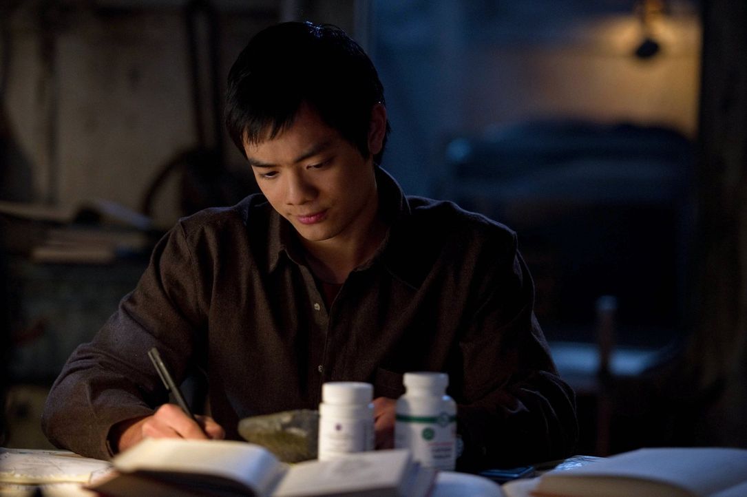 Kevin (Osric Chau) macht gute Fortschritte beim Entziffern der Tafel, doch was er dort liest, sorgt nicht nur für Freude ... - Bildquelle: Warner Bros. Television