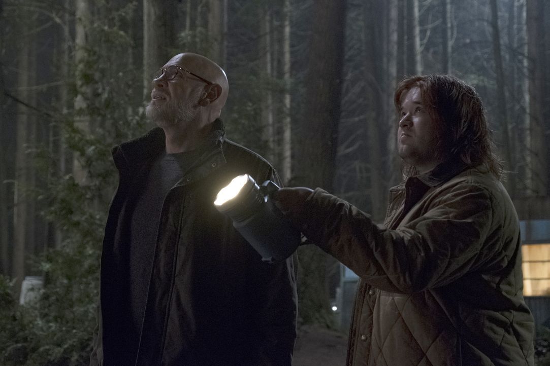 In welcher Verbindung steht Skinner (Mitch Pileggi, l.) mit dem sogenannten "Kätzchen" und dessen Sohn (Haley Joel Osment, r.)? - Bildquelle: Eric Millner 2018 Fox and its related entities. All rights reserved. / Eric Millner