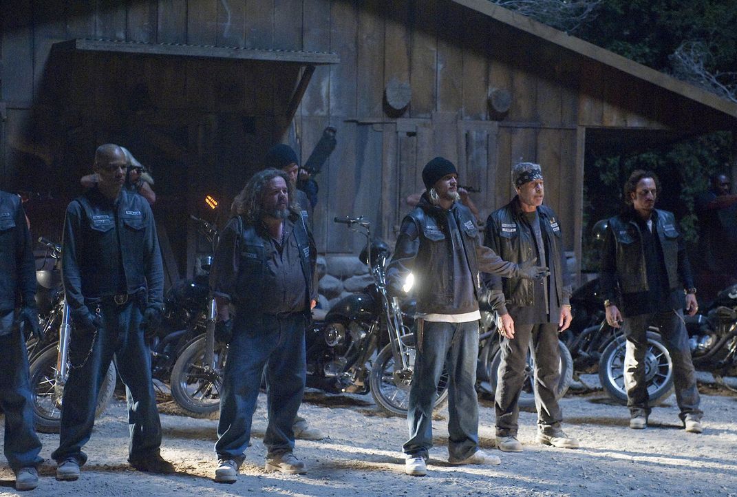 Die Sons of Anarchy versammeln fast alle ihre Mitglieder aus dem Chapter auf dem Gelände von Teller und Morrow (v.l.n.r.): Juice (Theo Rossi), Bobb... - Bildquelle: 2009 Twentieth Century Fox Film Corporation and Bluebush Productions, LLC. All rights reserved.