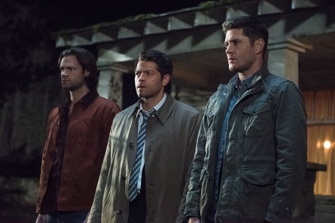 (v.l.n.r.) Sam Winchester (Jared Padalecki); Castiel (Misha Collins); Dean Winchester (Jensen Ackles) - Bildquelle: Jack Rowand 2016 The CW Network, LLC. All Rights Reserved / Jack Rowand