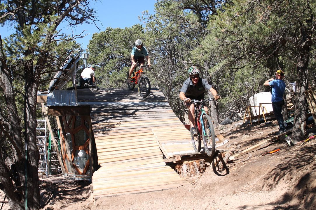 Der begeisterte Mountainbiker Steve Novy (2.v.r.) und eine Gruppe von mutigen Mountainbikern nehmen es mit dem rauen Terrain der Rocky Mountains auf... - Bildquelle: 2016,DIY Network/Scripps Networks, LLC. All Rights Reserved.