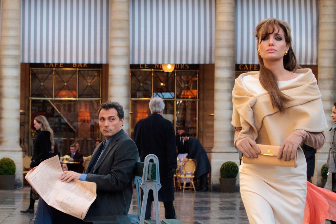 Selbst Elise (Angelina Jolie, r.) weiß nicht, ob The Englishman (Rufus Sewell, l.) nur ein Handlanger oder der wahre Alexander Pearce ist ... - Bildquelle: CPT Holdings, Inc.  All Rights Reserved.