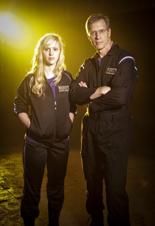 Haben sie genug Power, um das gegnerische Team und damit deren Roboter zu besiegen? Amber Shinsel (l.) und Dave Shinsel (r.) von Team Crash ... - Bildquelle: Nicole Wilder 2012 Syfy Media LLC