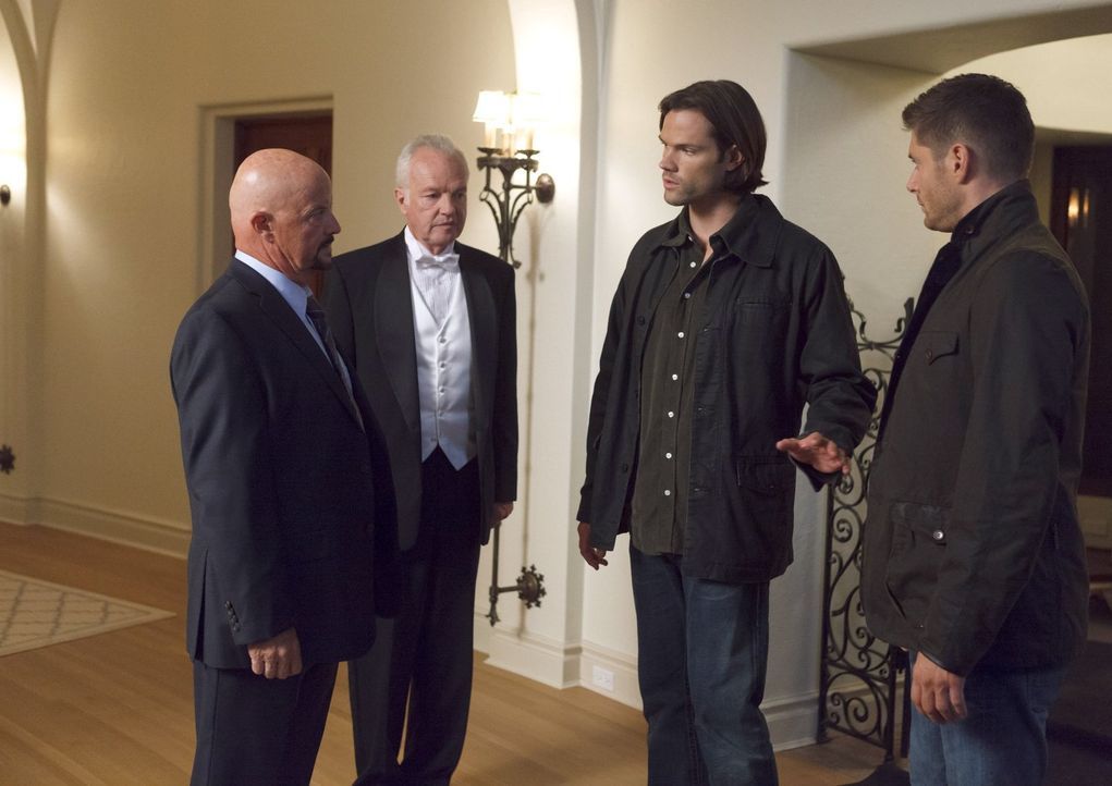 Sam (Jared Padalecki, 2.v.r.) und Dean (Jensen Ackles, r.) finden sich in einer realen Version des Brettspieles Cluedo wieder, als sie auf der Testa... - Bildquelle: 2016 Warner Brothers
