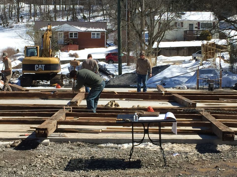 Ein neuer Auftrag für die Scheunen-Profis: Mark und seine Jungs arbeiten in Lewisburg, um eine neue Unterkunft für den Wochenmarkt zu bauen. - Bildquelle: 2015, DIY Network/Scripps Networks, LLC. All Rights Reserved.